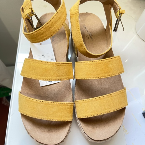 Universal Thread sandals - Picture 2 of 4